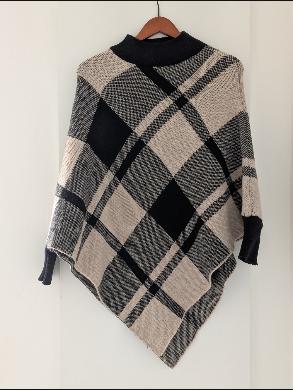 Poncho Women One Size Black & Cream Plaid  Muck Neck Sweater Winter